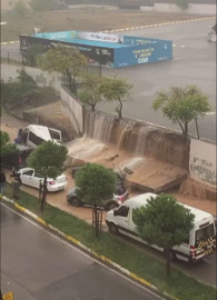 Olayın hemen sonrasından fotoğraf // Pendik'te istinat duvarı araçların üzerine çöktü
