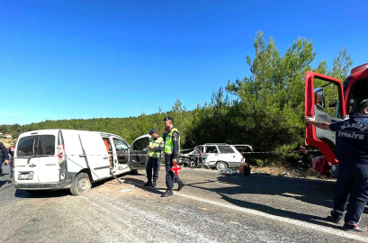 Manisa'da otomobil ile hafif ticari araç çarpıştı: 2 ölü, 3 yaralı