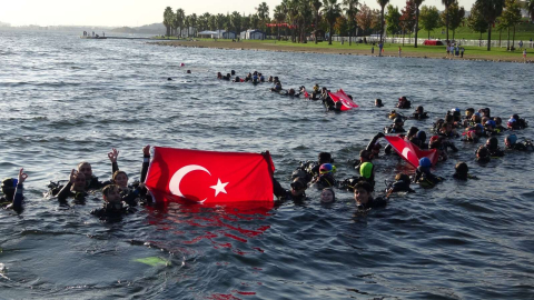 Cumhuriyet'in 100'üncü yılında dalan 100 kişi, denizde Türk bayrağı açtı