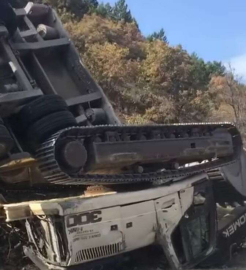 Çorum'da iş makinesi yüklü TIR devrildi: 2 ölü