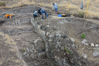 Phokaia Antik Kenti'ndeki 2 bin 400 yıllık tiyatro ortaya çıkarılıyor