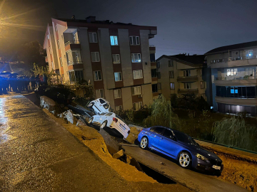 Bursa'da sağanak nedeniyle çöken istinat duvarının çukuruna park halindeki 4 araç düştü