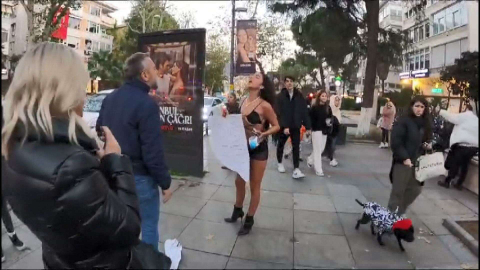 (Ek fotoğraflarla)Bağdat Caddesi'nde protestolarıyla dikkat çeken kadına yurtdışı çıkış yasağı