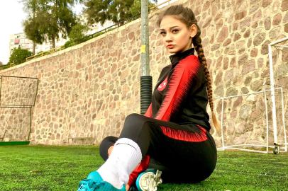 Türk futbolcu Nevide Çiçek yeteneğini dizi setlerine taşıyor