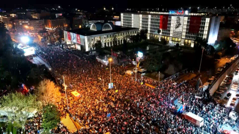 İstanbul- Saraçhane'de kalabalık arttı, İmamoğlu'nun konuşması bekleniyor-1