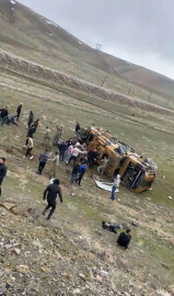 Van'da askeri araç devrildi
