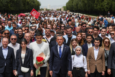 Özgür Özel, gençlerle Anıtkabir'e yürüdü