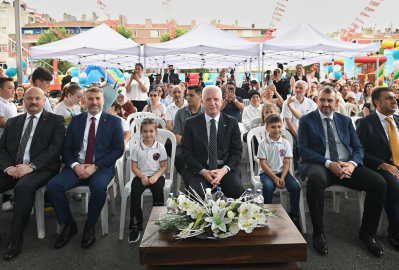 İstanbul - 50. Yıl Ahmet Merter İlkokulu 1.sınıf öğrencileri karnelerini Vali Gül'den aldı