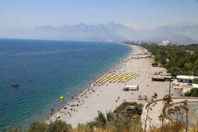 Antalya'da yoğun nem nedeniyle sıcaklık 6 derece yüksek hissedildi