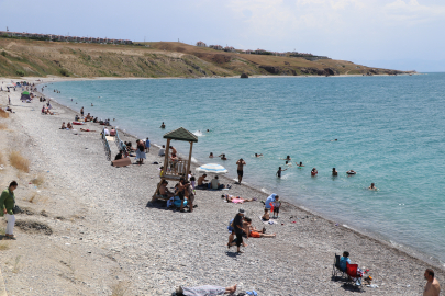 Van'ın mavi bayraklı plajı, bayram tatilinde yoğun ilgi gördü