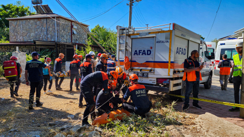 Antalya'daki deprem tatbikatı, gerçeğini aratmadı; gözyaşlarını tutamadılar