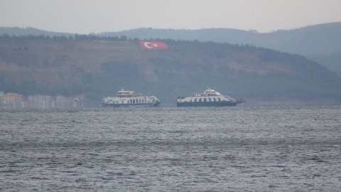 Gökçeada ve Bozcaada feribot seferlerine fırtına engeli
