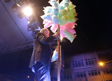 Haluk Levent, konserde pamuk şeker dağıttı