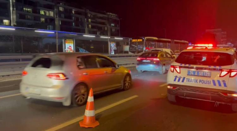 İstanbul - Küçükçekmece’de kaza yapıp kaçmaya çalışan alkollü sürücü, diğer sürücüler tarafından darbedildi