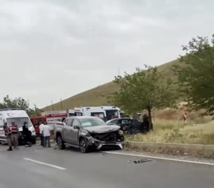 Diyarbakır'da otomobil ile kamyonet çarpıştı: 1 ölü, 3 yaralı