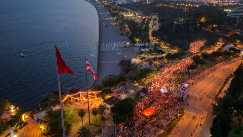 Antalya'da 19 Mayıs 'fener alayı'nda binlerce kişilik coşku