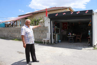 40 yıldır biriktirdiği eşyalarını evinin garajında müzeye dönüştürdüğü bölümde sergiliyor