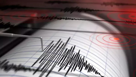 Endonezya'da 5.7 büyüklüğünde deprem
