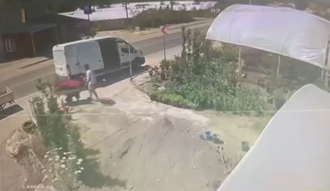 Yalova'da 4 aracın karıştığı kaza kamerada: Yol kenarındaki işçi ölümden döndü