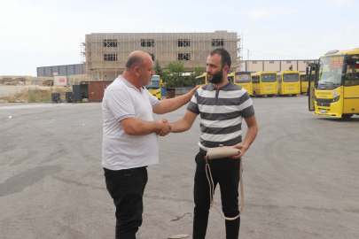 Otobüs şoförü, aracında unutulan içinde para ve altın olan çantayı sahibine ulaştırdı