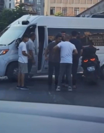 İstanbul - Kağıthane'de trafikte yol verme kavgası kamerada: 'Fight başladı' diyerek izledi