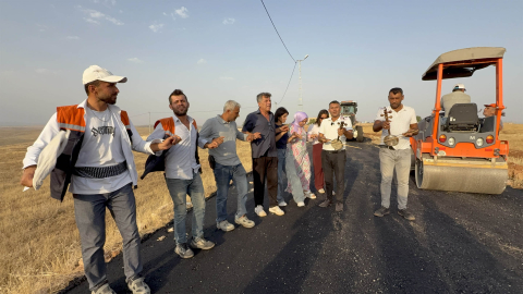 Midyat’ta 50 yıl sonra mahallelerine dönen Yezidiler, asfalt sevincini halayla kutladı