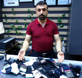 Erzurumlu manav, iş yerine 2 poşet dolusu çorap bırakan kadını arıyor /Video eklendi
