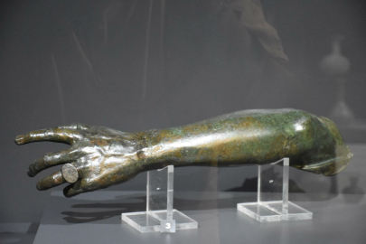 Parmağında yüzük olan 2 bin yıllık bronz kol parçası, 45 yıl sonra ilk kez sergide