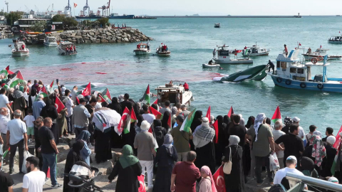 İstanbul-Gazze için İstanbul Boğazı'nda 50 metrelik flama açıldı