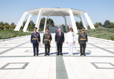Bakan Güler, Devlet Mezarlığı'nı ziyaret etti