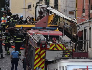 Portekiz'de tramvay kazası: 15 ölü, 18 yaralı / Video eklendi