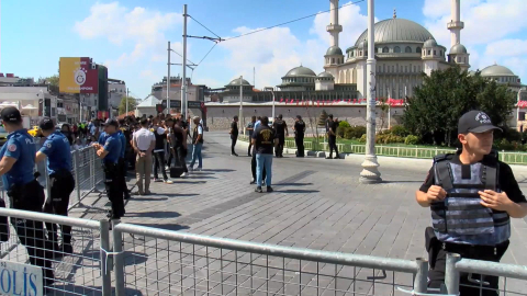 İstanbu - CHP Genel Başkanı Özgür Özel Taksim Cumhuriyet Anıtı önündeki törene katılıyor - 4 / Ek fotoğrafla