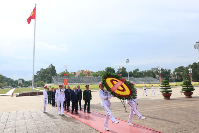 Bakan Güler, Vietnam'da askeri törenle karşılandı