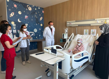 Lösemi tedavisi gören Zeynep, ilkokula hastanede başladı