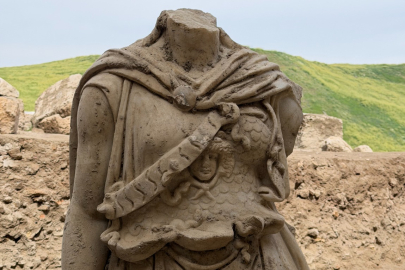 LAODIKEIA’DA TARİHÎ KEŞİF! 2 METRELİK ATHENA HEYKELİ GÜN IŞIĞINA KAVUŞTU